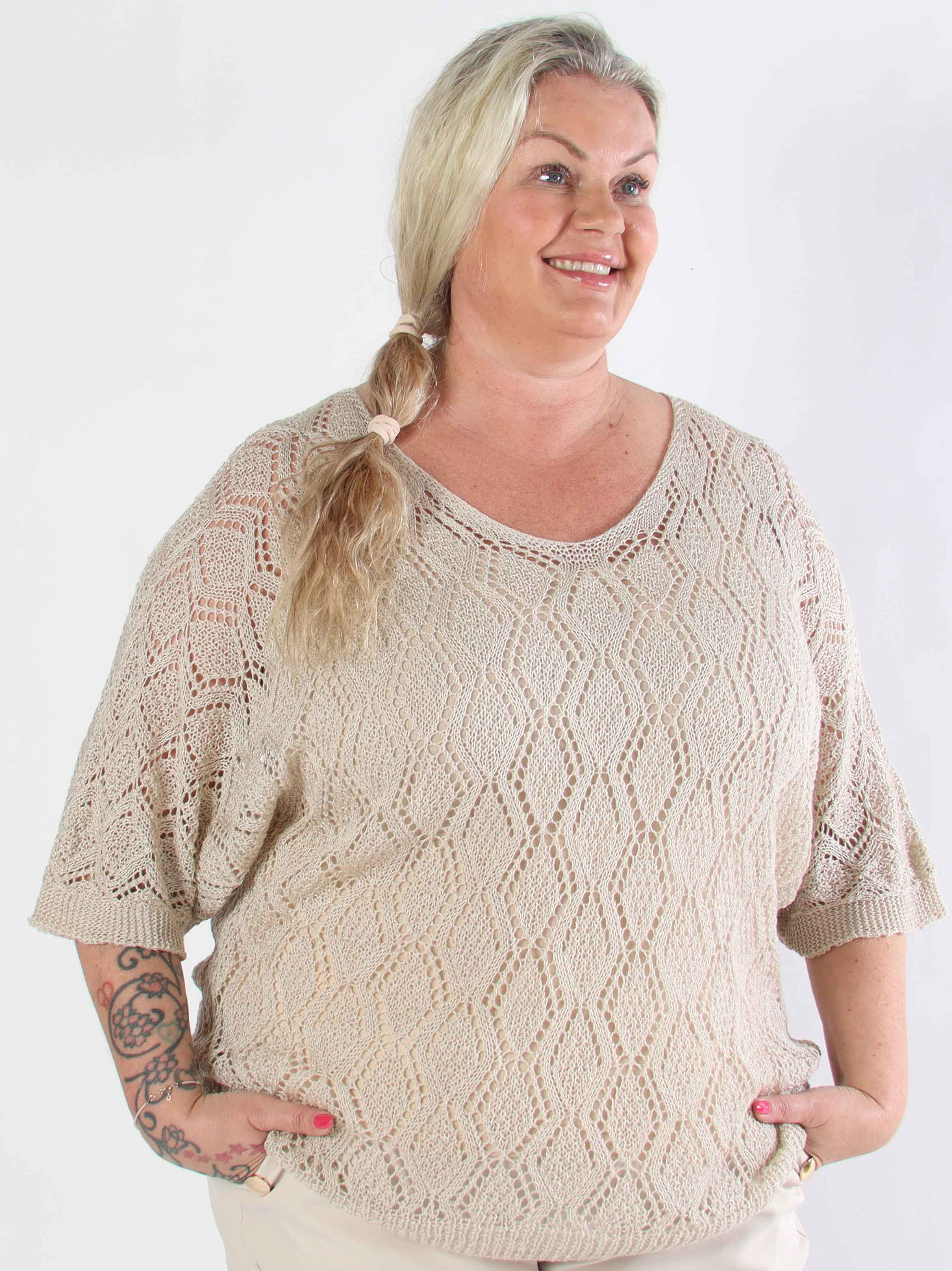 Deisy - Sød plus size tunika i strikket hulmønster